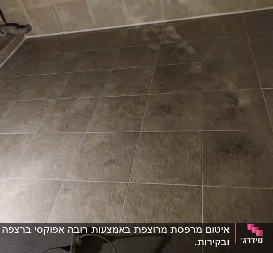 רצפת אריחים עם קווי איטום בהירים